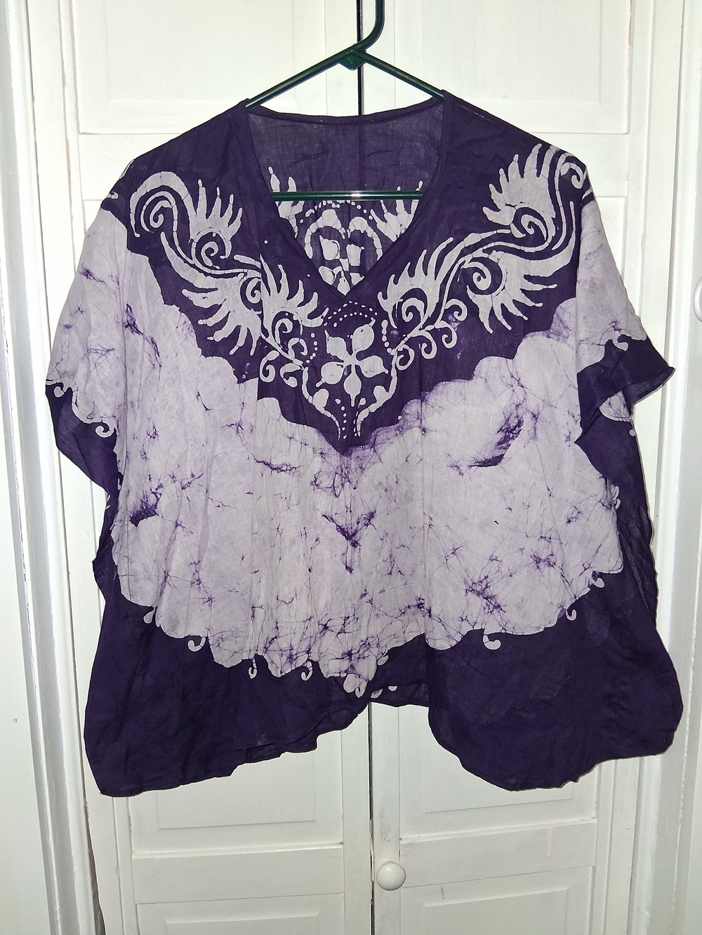 Purple Tie-Dye V-Neck Women's Top with Floral Motif
